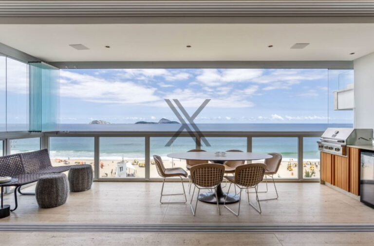 Apartamento Linear no Leblon reformado e espaço amplo