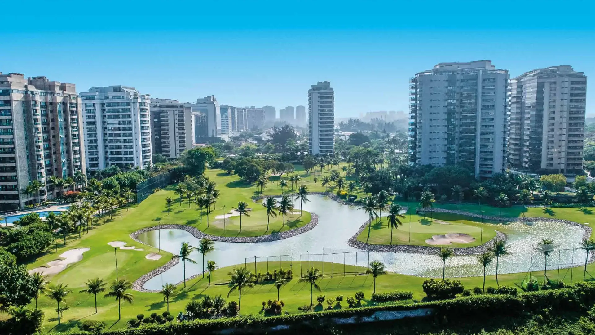 Vista aérea do campo de golfe do Golden Green Barra da Tijuca