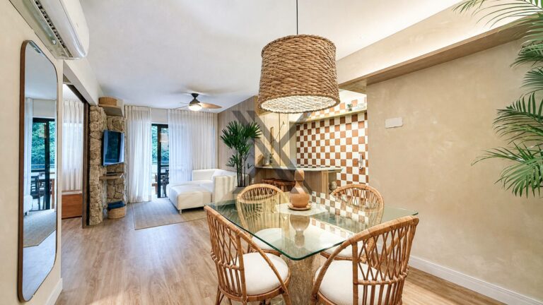 Apartamento inteiramente reformado, com vista lateral para o mar, vendido na porteira fechada